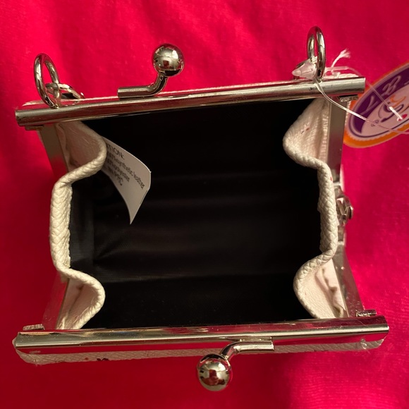 \New NYC coin purse. Opens wide for easy coin find - Picture 3 of 6